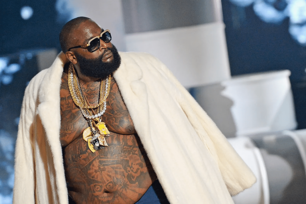 Rick Ross se entrega a la Policía de Miami Beach y enfrenta cargos por agresión