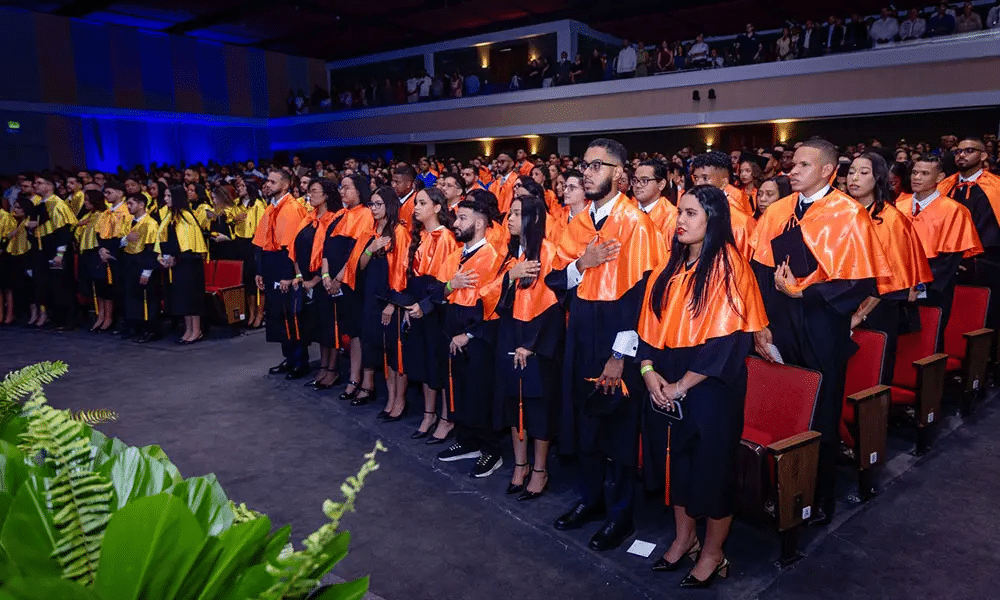 Unapec gradúa a 858 profesionales y mujeres lideran nueva promoción