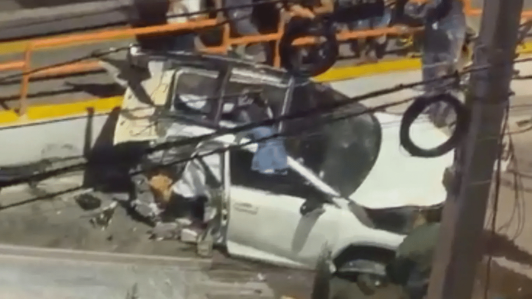 Yipeta se parte en dos tras aparatoso accidente en autopista Duarte