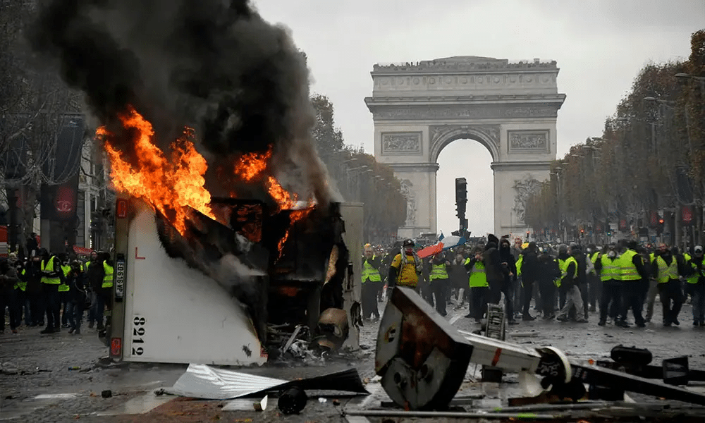 Francia vive ola de disturbios con casi 2,400 detenidos y graves daños