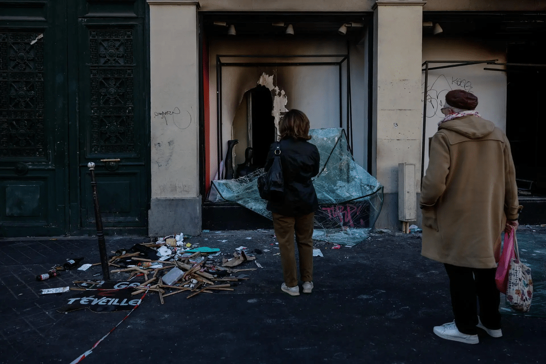 Francia impone toques de queda en París tras ola de disturbios