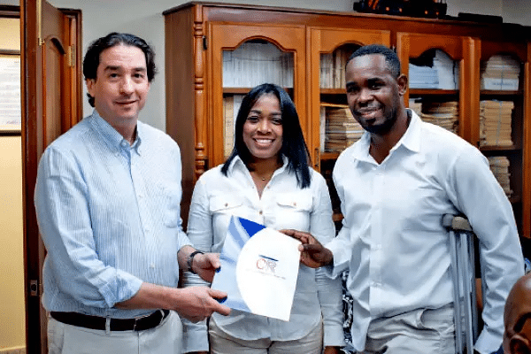 Central Romana entrega 16 viviendas a empleados y sus familias