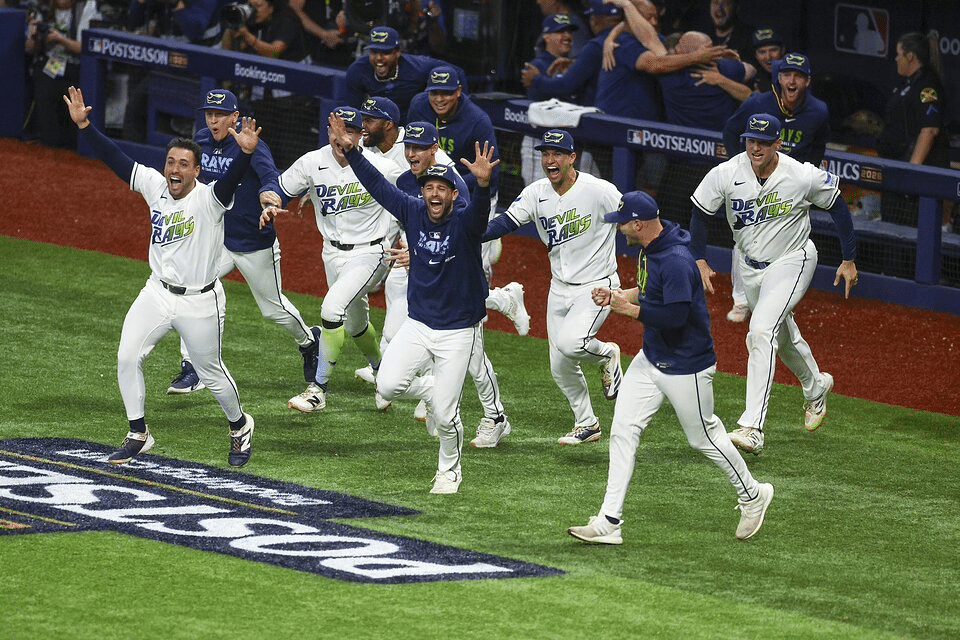 Milwaukee y Tampa Bay llegan a la Serie Mundial con nóminas económicas