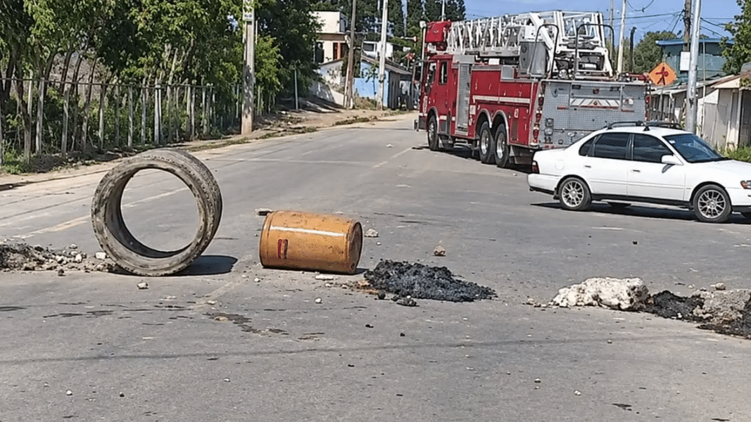 Protesta en Navarrete bloquea paso de bomberos hacia incendio en Valverde