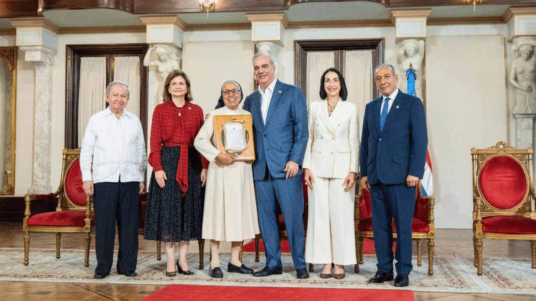 Ellis Pérez recibe el Premio Adulto Mayor del Año 2026
