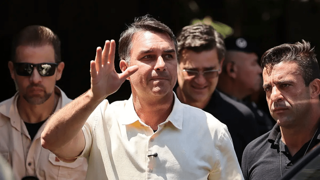 Flávio Bolsonaro habría salido de Brasil rumbo a Estados Unidos