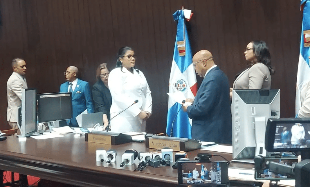 Cámara de Diputados escoge a hija de Jorge Frías para ocupar su curul