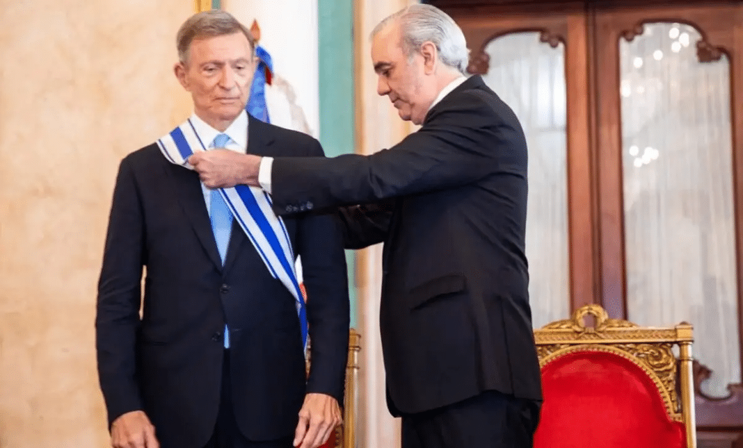 Abinader condecora a Roberto Álvarez por su gestión en la Cancillería