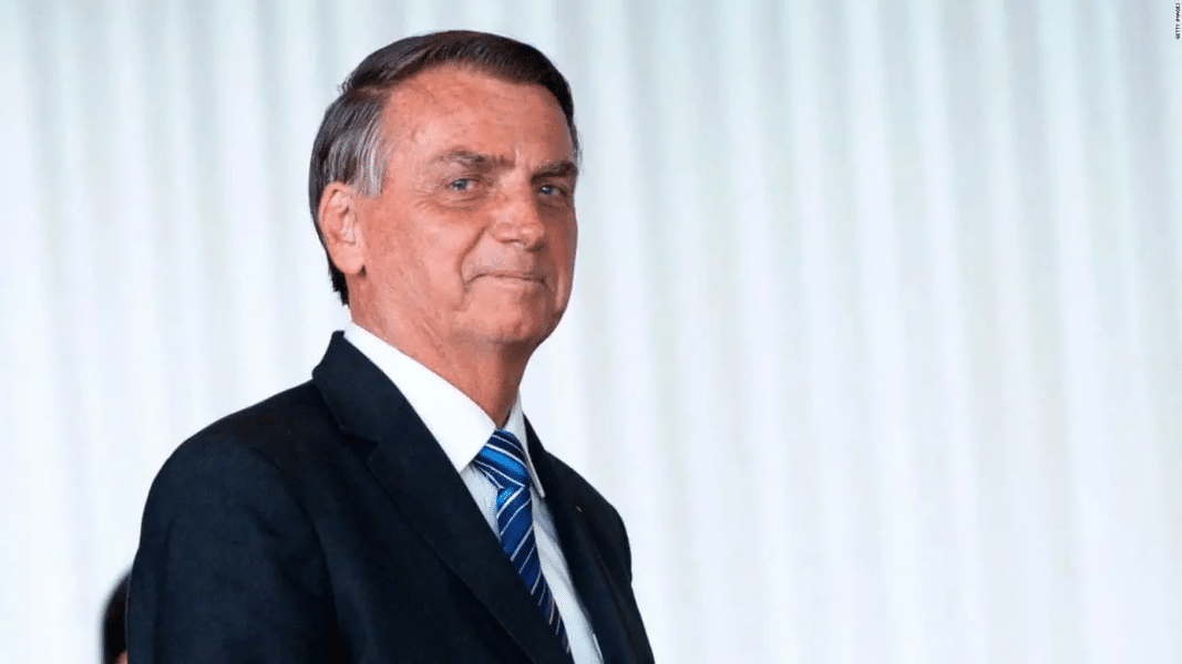 Flávio Bolsonaro llama “cobarde” a Lula y pide el voto útil