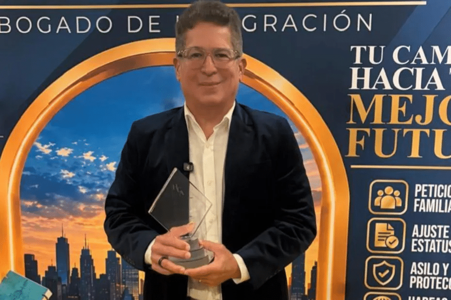 Iván Ruiz recibe premio internacional por “La Familia Espejo” y su trayectoria