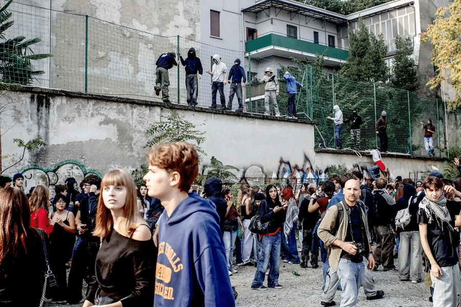 Miles de estudiantes y trabajadores protestan en Italia bajo fuerte vigilancia policial