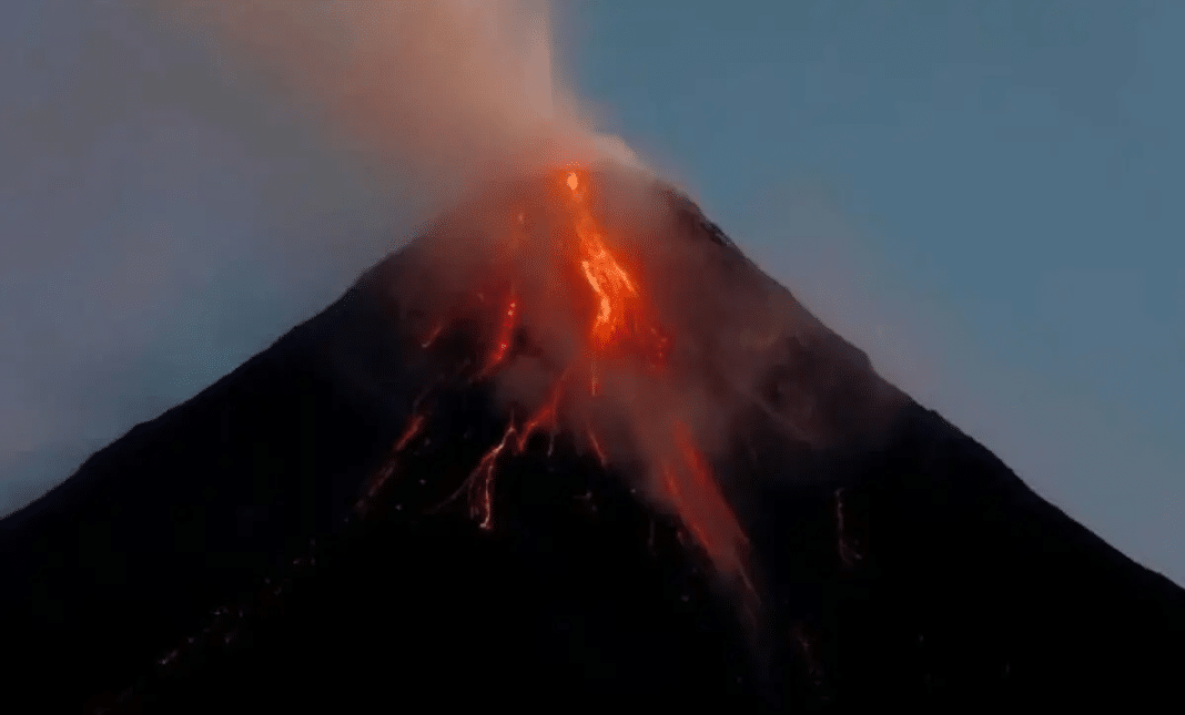 Filipinas evacúa a más de mil familias tras nueva erupción del volcán Mayón
